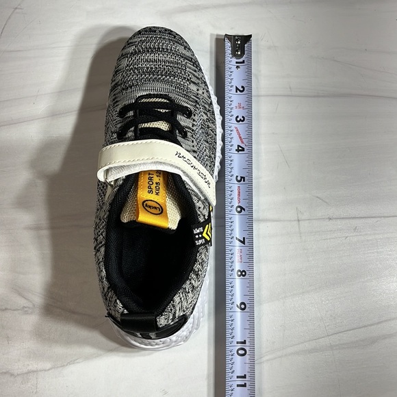 Unbranded Kid’s Sneakers Black/Yellow sz 4 - Picture 6 of 8